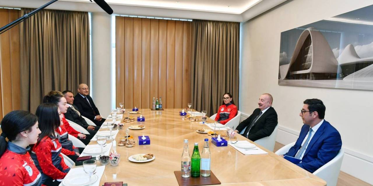 Azerbaycan Cumhurbaşkanı Aliyev, Ermenistan’da Madalya Kazanan Türk Haltercileri Kabul Etti
