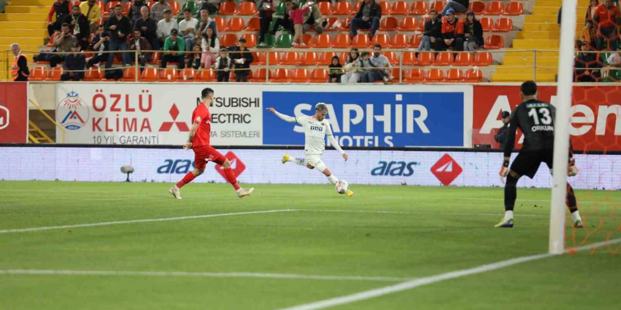 Spor Toto Süper Lig: Corendon Alanyaspor: 1 - Ümraniyespor: 0 (ilk Yarı)