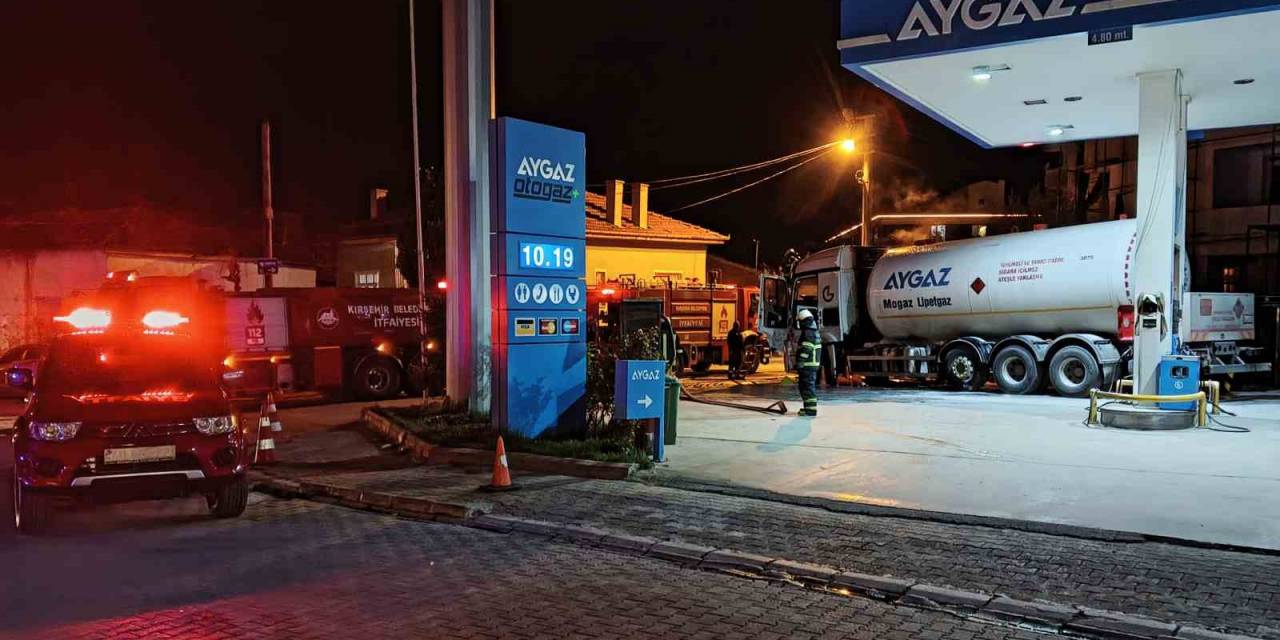 Benzin İstasyonunda Tanker Alev Aldı, Faciadan Dönüldü