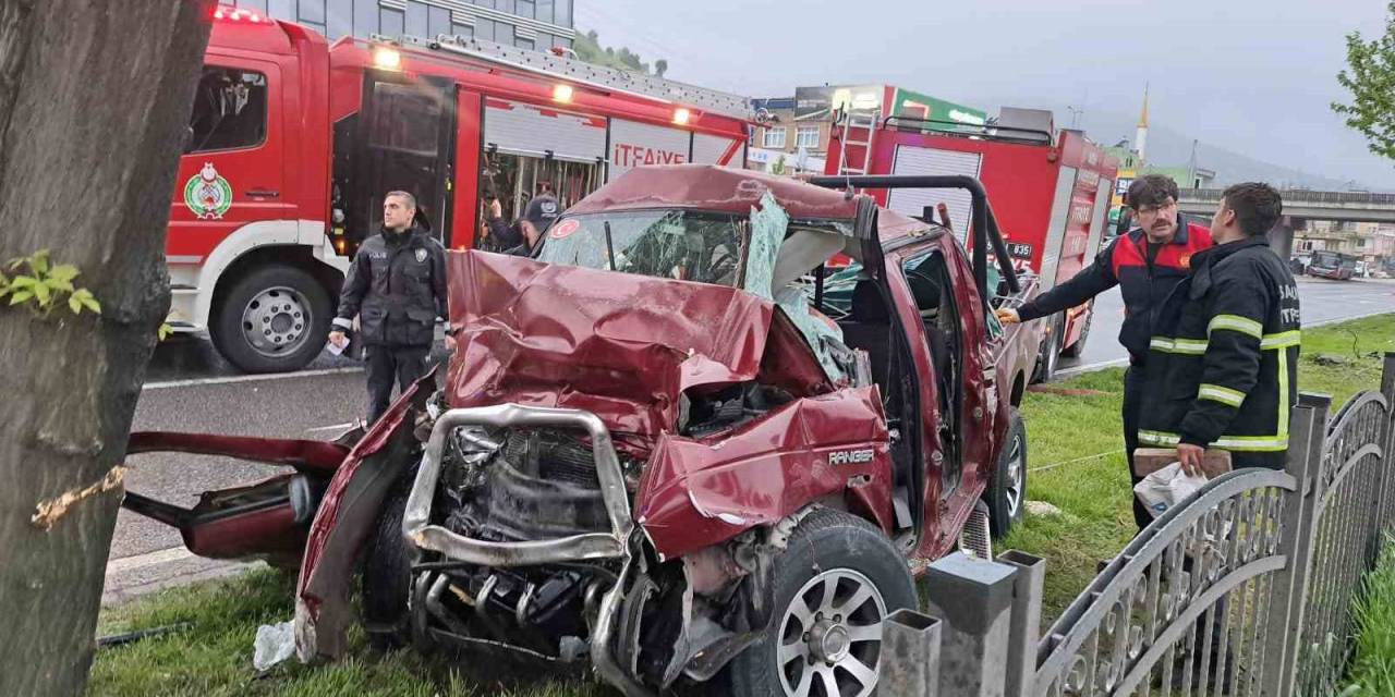 Ağaca Çarpıp Hurdaya Dönen Pikaptan Sağ Çıktılar