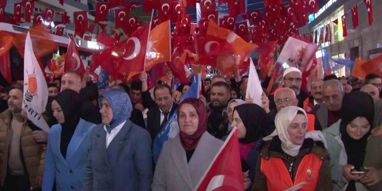 Ümraniye’de Gençler "recep Tayyip Erdoğan" Sloganlarıyla Yürüdü