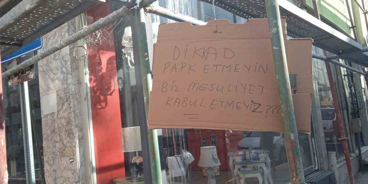 İnşaat Demirlerine Asılı Düşündüren Uyarı Yazısı