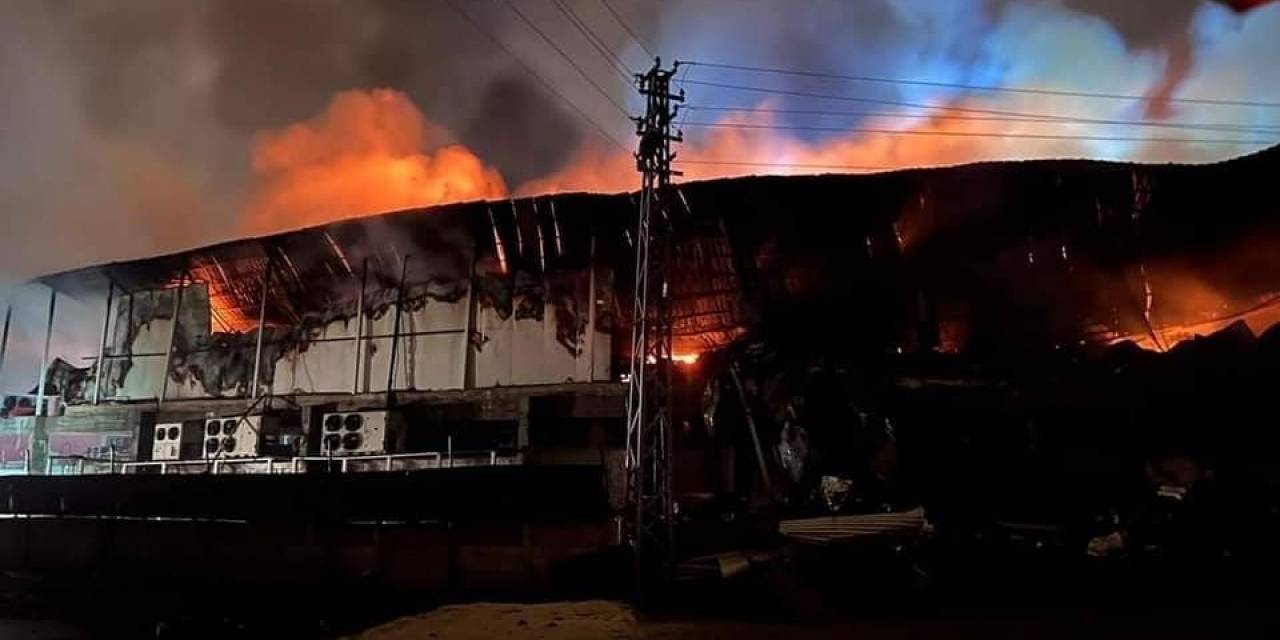Elazığ’da Tavuk Fabrikası Alev Alev Yandı