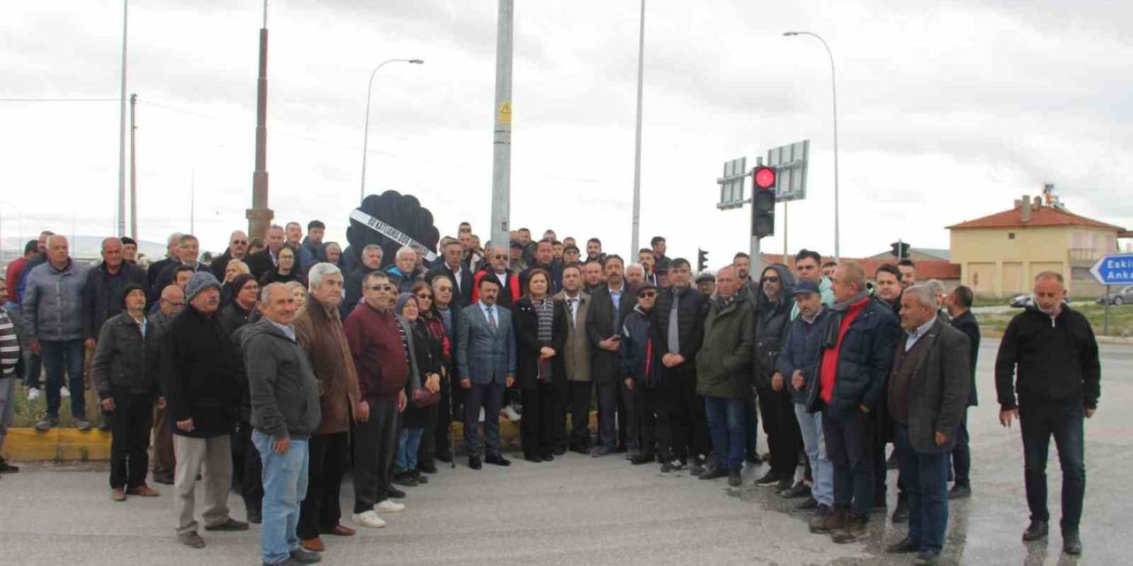 Kavşağa Siyah Çelenk Koyup Trafik Kazalarını Protesto Ettiler