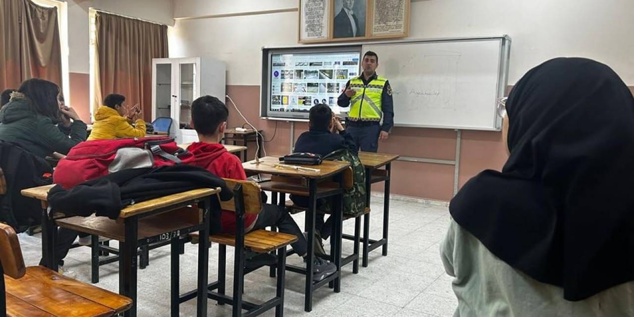 Öğrencilere Trafik Kuralları Ve Emniyet Kemerinin Önemi Anlatıldı