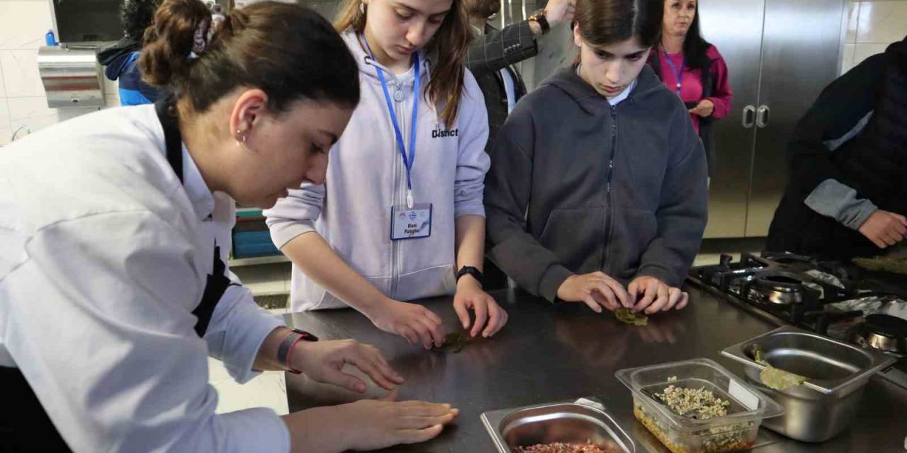 Yabancı Öğrenciler Yaprak Sarma Ve Mantı Yaptılar