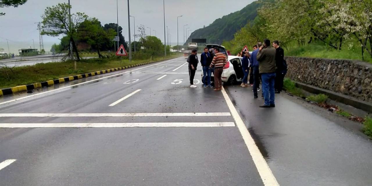 Otomobil Elektrik Aydınlatma Direğine Çarptı; 2 Kişi Yaralı
