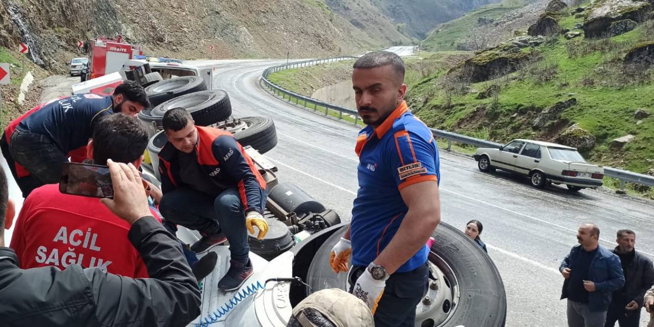Bitlis’te Yakıt Dolu Tır Devrildi: 1 Yaralı