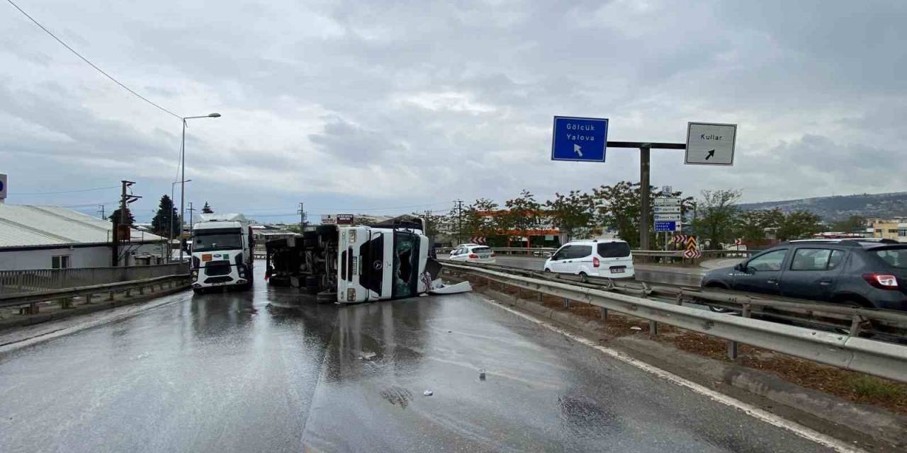 Virajda Kontrolden Çıkan Tır Devrildi, Sürücü Yaralandı