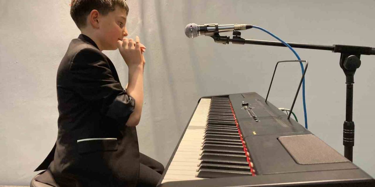 Plastik Fabrikrasından Çalışanlarının Çocuklarına Müzik Okulu