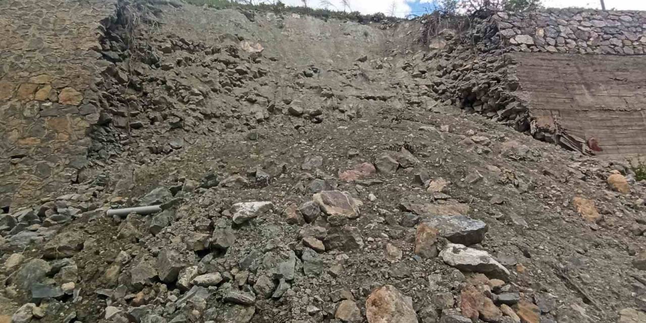 Çöken İstinat Duvarı Tehlike Oluşturuyor