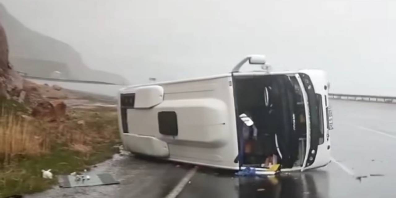 Van’da Trafik Kazası: 16 Yaralı