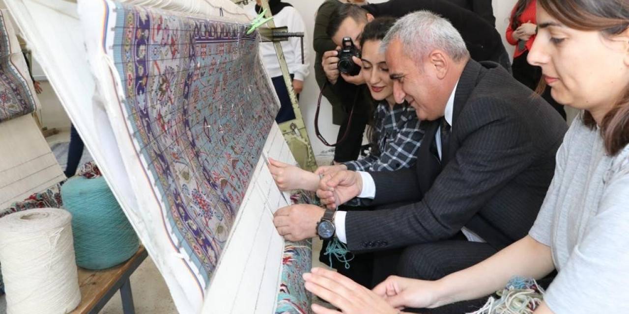 Hakkari’de Üretilen Halılar, Amerika’ya İhraç Ediliyor