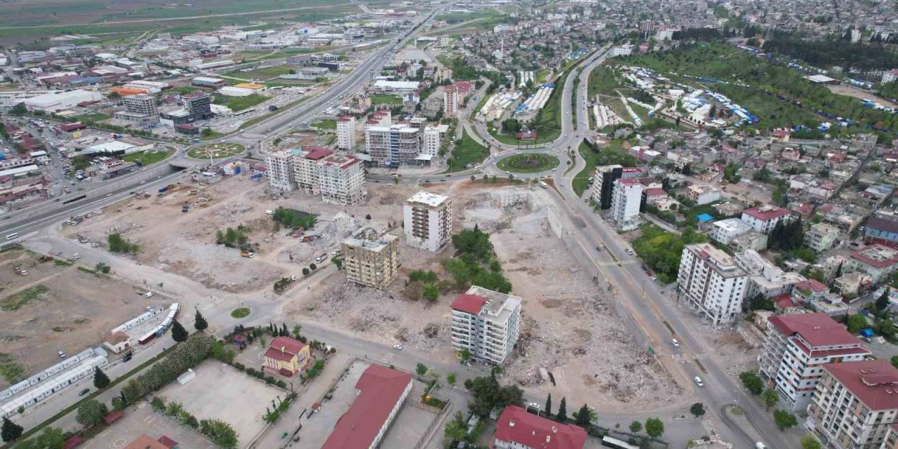 Kahramanmaraş’ta Ebrar Sitesi’nin Enkazını Kaldırma Çalışmaları Devam Ediyor
