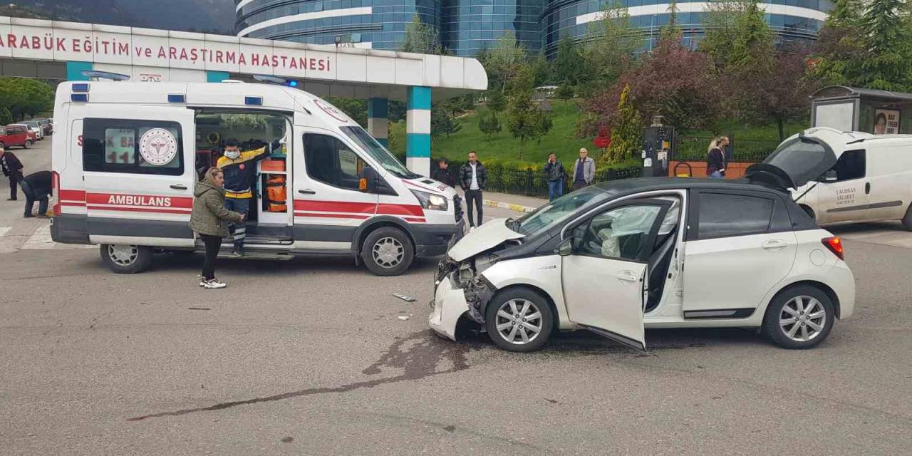 Karabük’te İki Otomobil Çarpıştı: 2 Yaralı
