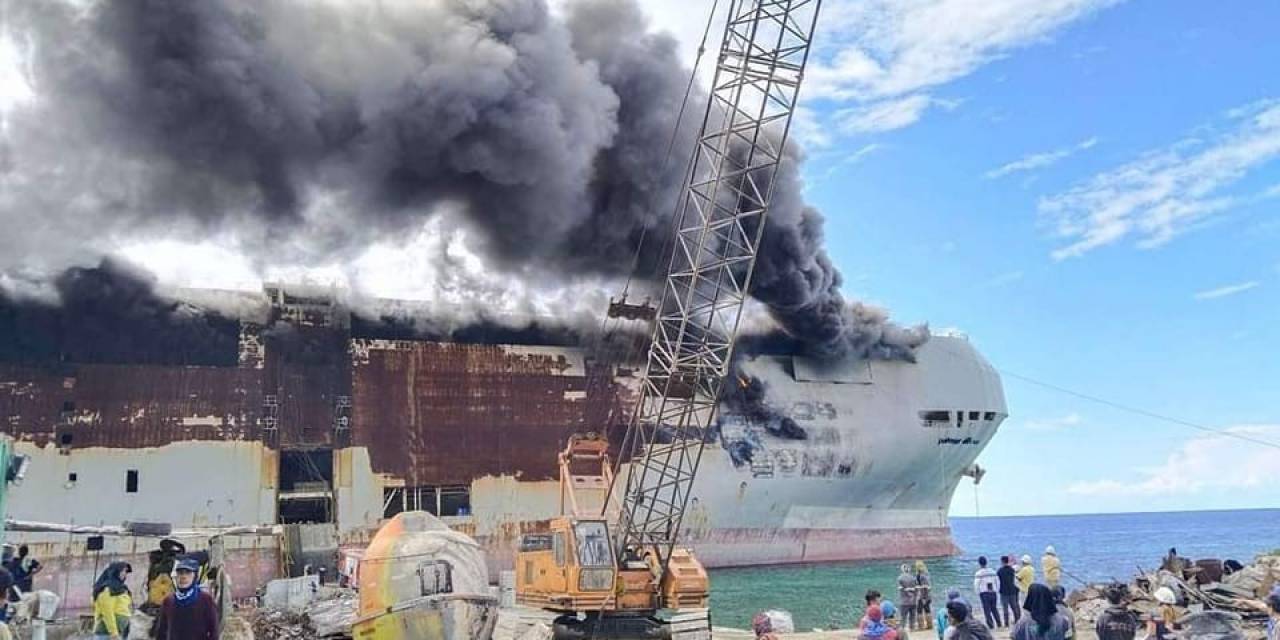 Filipinler’de Kargo Gemisi Alev Alev Yandı