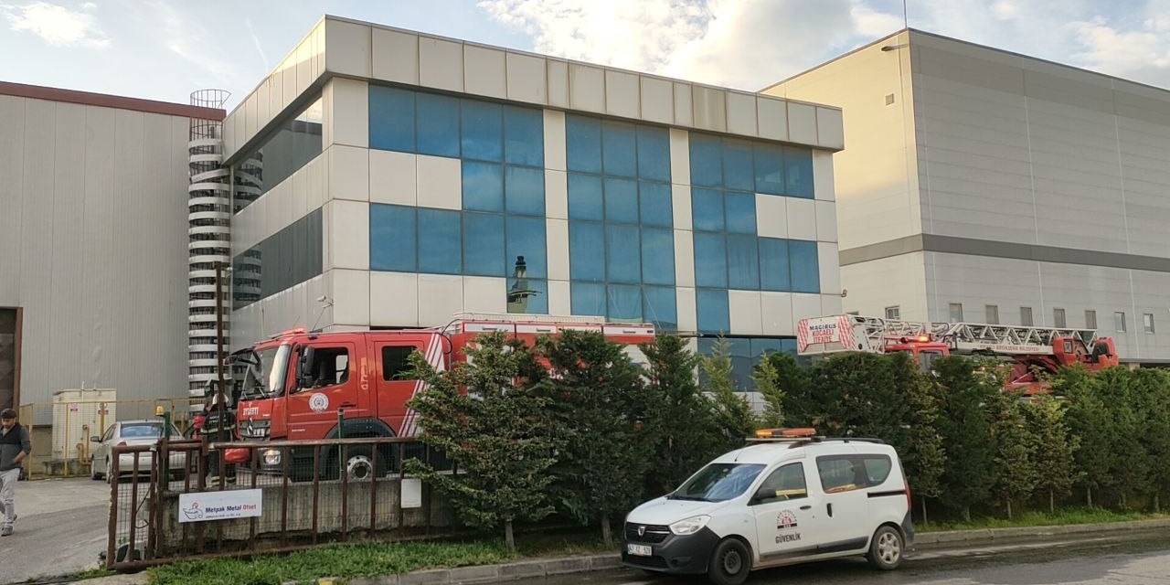 Ambalaj Fabrikasının Bacasından Yükselen Duman Panik Oluşturdu