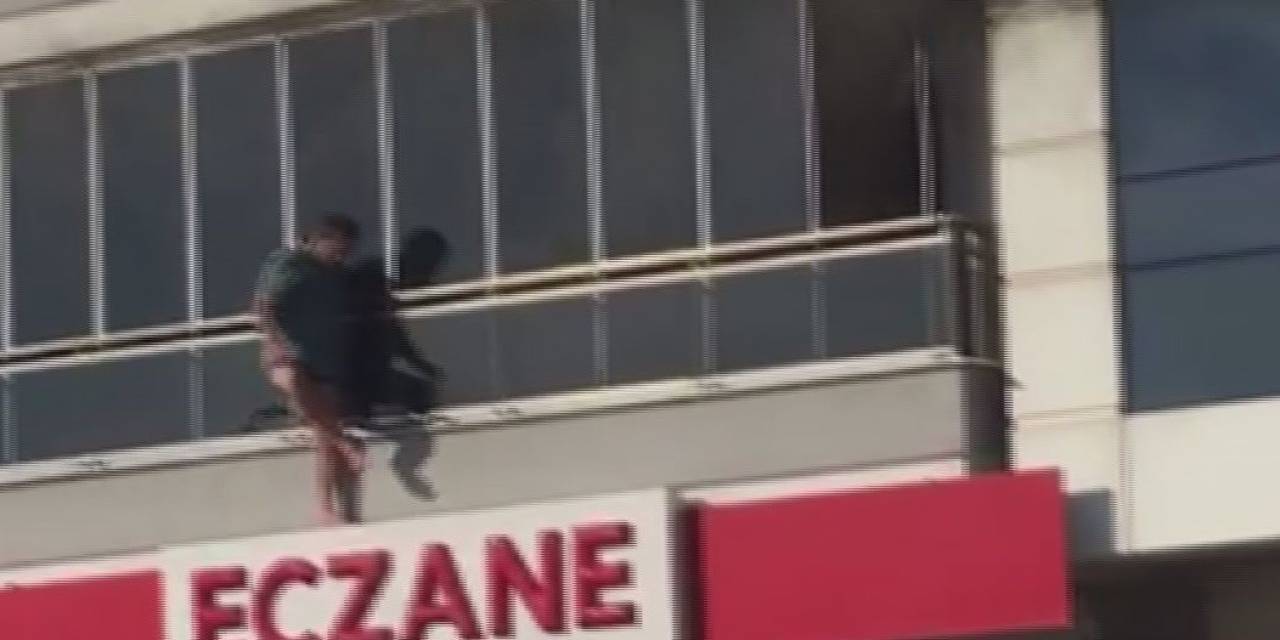 İzmir’de Korkutan Yangın: Dakikalarca Balkonda Mahsur Kaldı