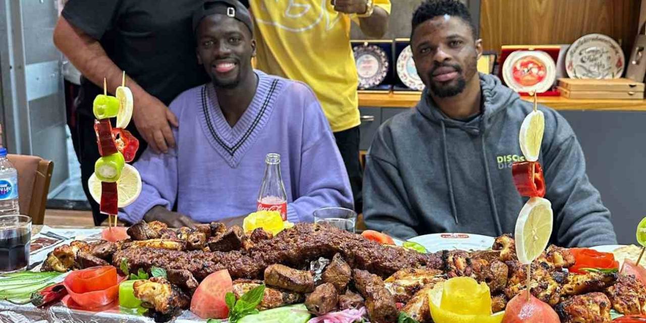 Badou Ndiaye Ve Onyekuru’nun Kebap Keyfi