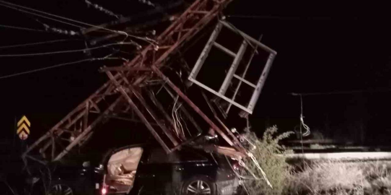 Ehliyetsiz Sürücünün Çarptığı Elektrik Direği Aracın Üzerine Devrildi, 3 Kişi Yaralandı
