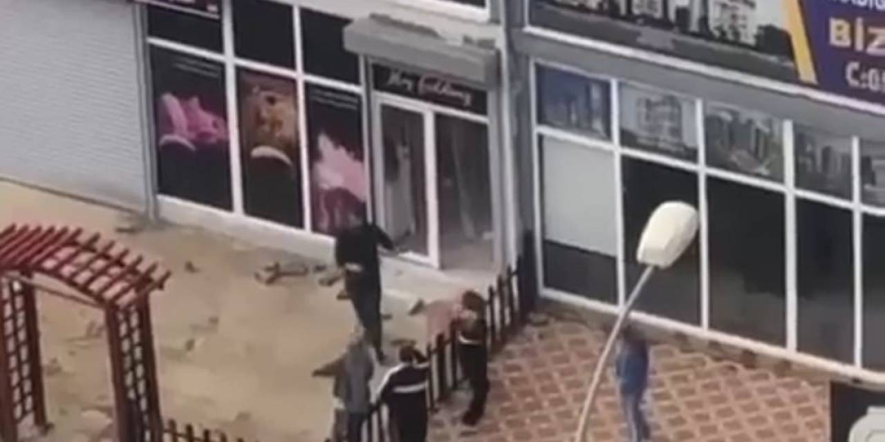 Kadın Kuaförler Komşu Kadın Kuaförün İş Yerine Saldırdı