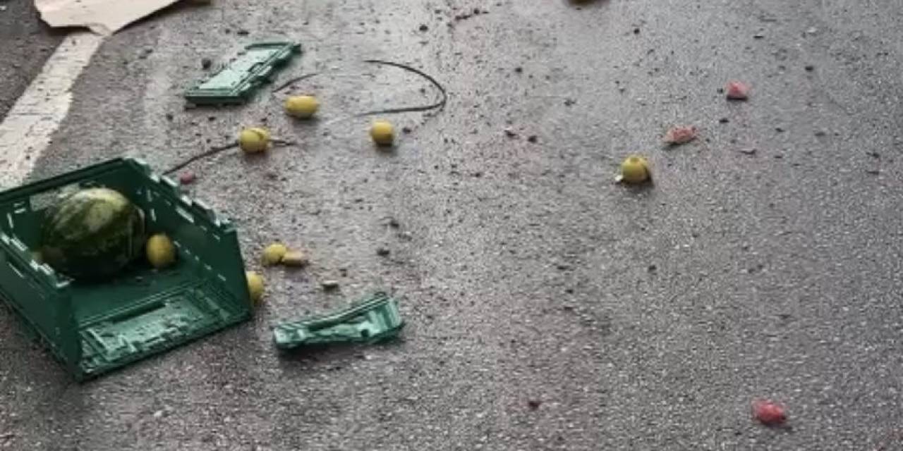 Bursa’da Vinç İle Kamyon Çarpıştı, Binlerce Kasa Meyve Ve Sebze Yola Döküldü