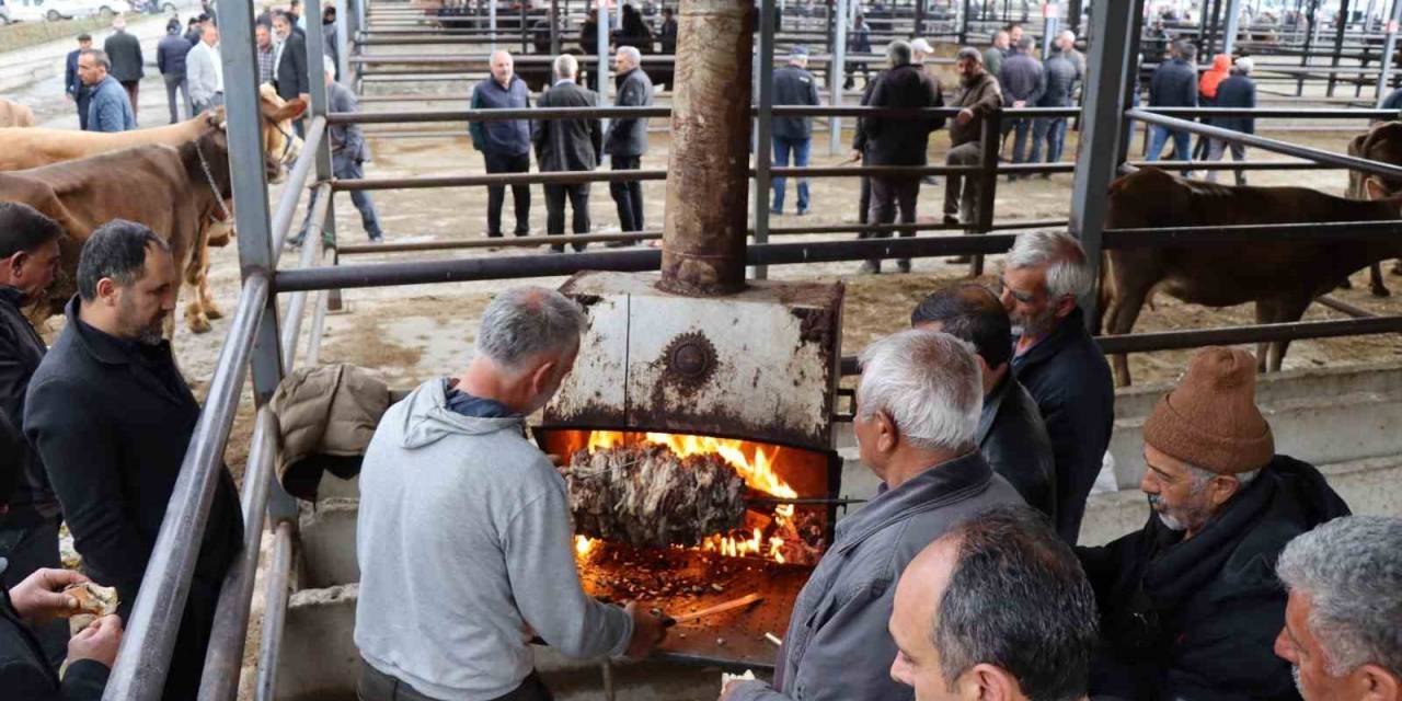 35 Yıldır Hayvan Pazarında Cağ Kebabı Yapıyor