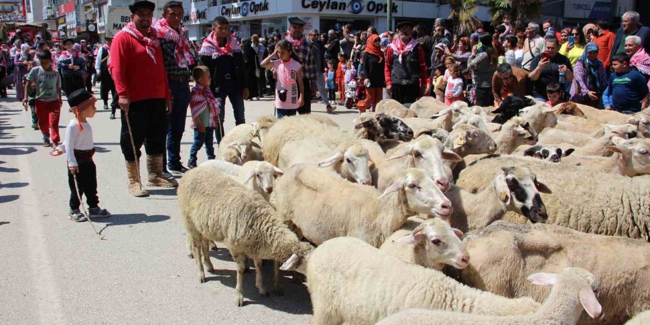 Yörük Göçü Korteji Renkli Görüntülere Sahne Oldu