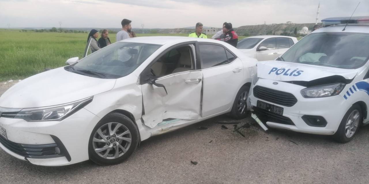 Polis Aracıyla Otomobil Çarpıştı