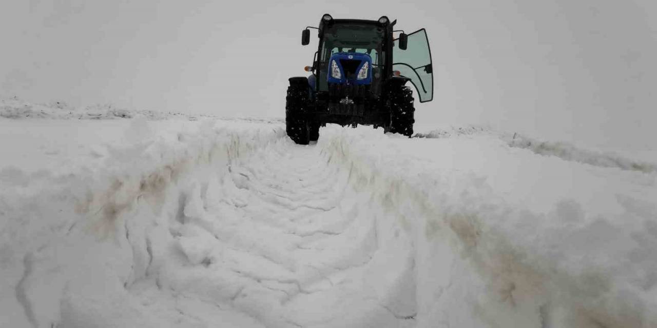 Nisan Ayında Yağan Kar Köylülere Zor Anlar Yaşattı