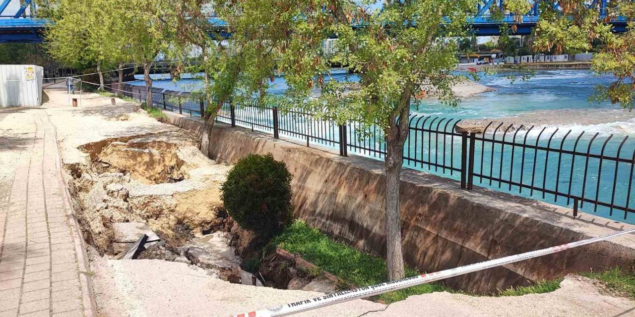 Seyhan Nehri Kenarında Yolda Göçük Meydana Geldi