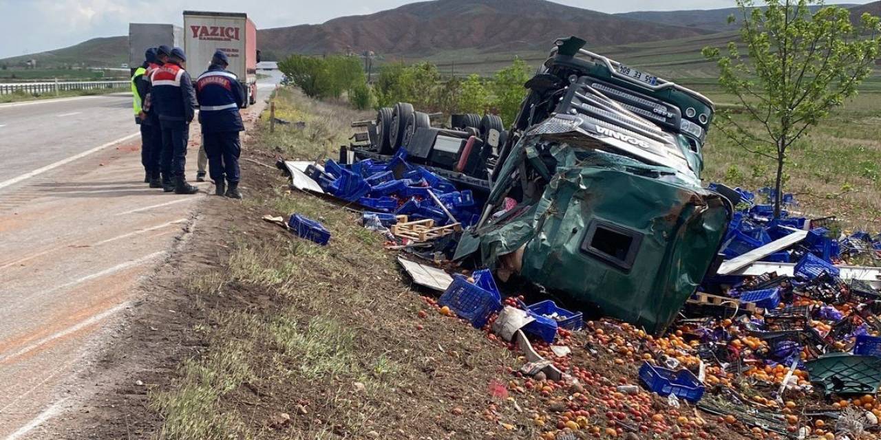 Sebze Ve Meyve Yüklü Tır Devrildi, Sürücü Yaralandı