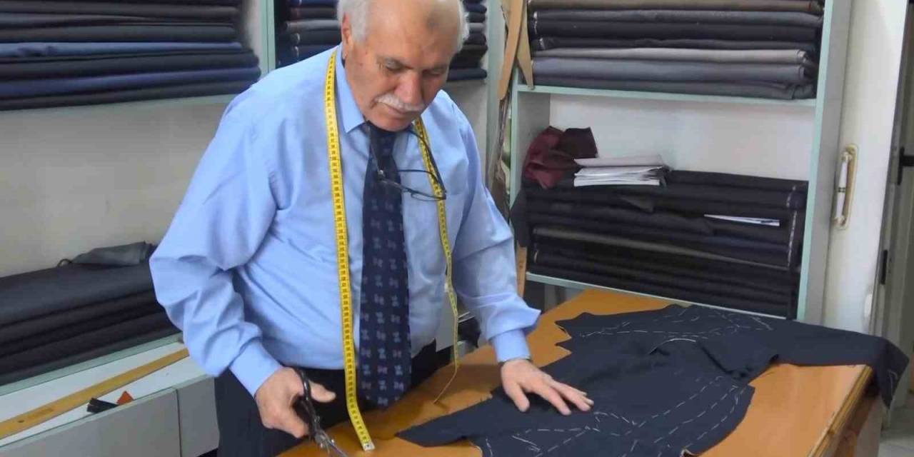Elleri İle Diktiği Kıyafetlerle Yarım Asırdır Ekmek Parasını Kazanıyor