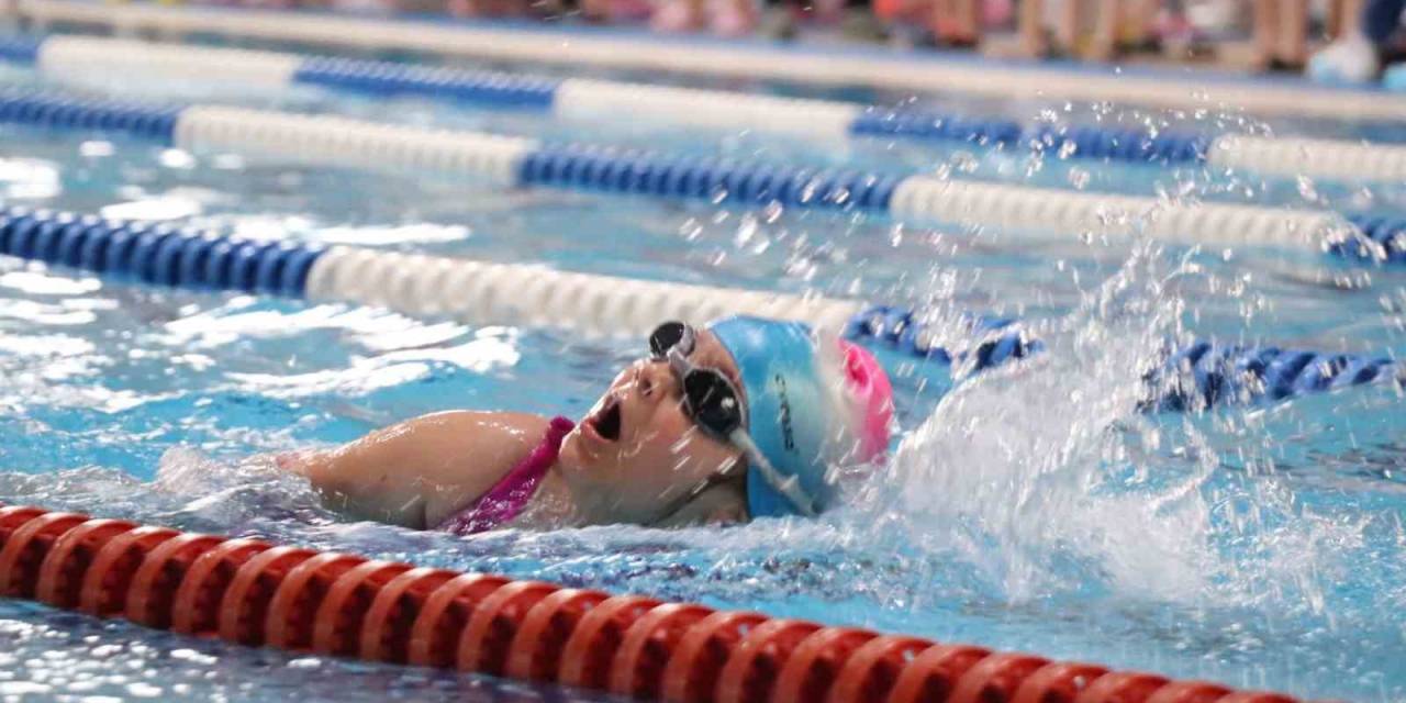 Yüzme Şenliğinde 150 Sporcu Yüzdü