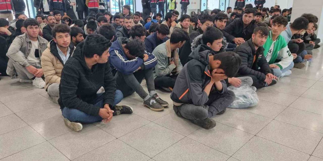 İstanbul’dan 138 Düzensiz Afgan Göçmen Ülkelerine Gönderildi