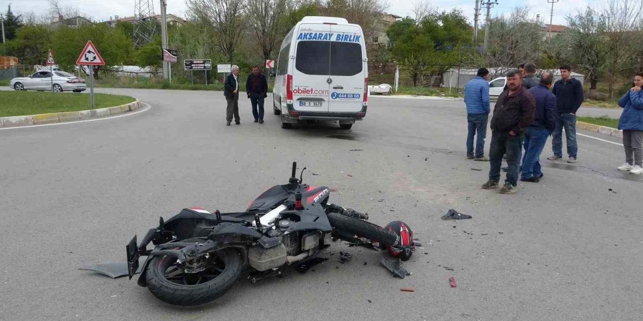 Hız Motosikleti Minibüse Çarptı: 1 Ağır Yaralı