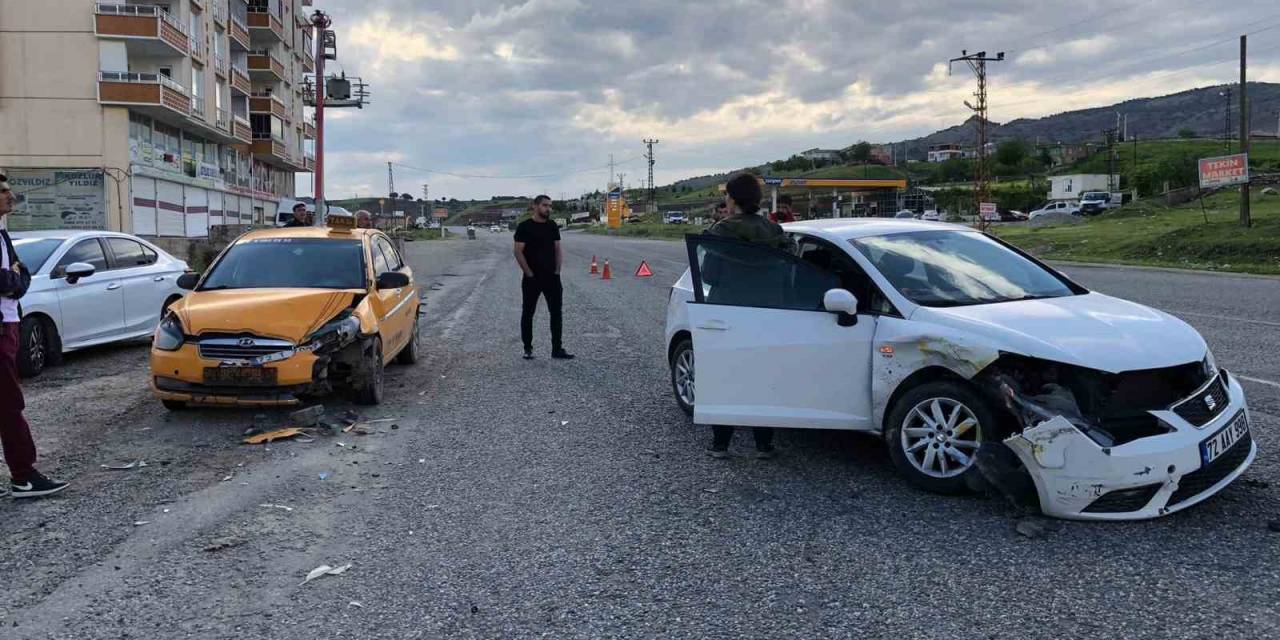 Kozluk’ta İki Araç Kafa Kafaya Çarpıştı