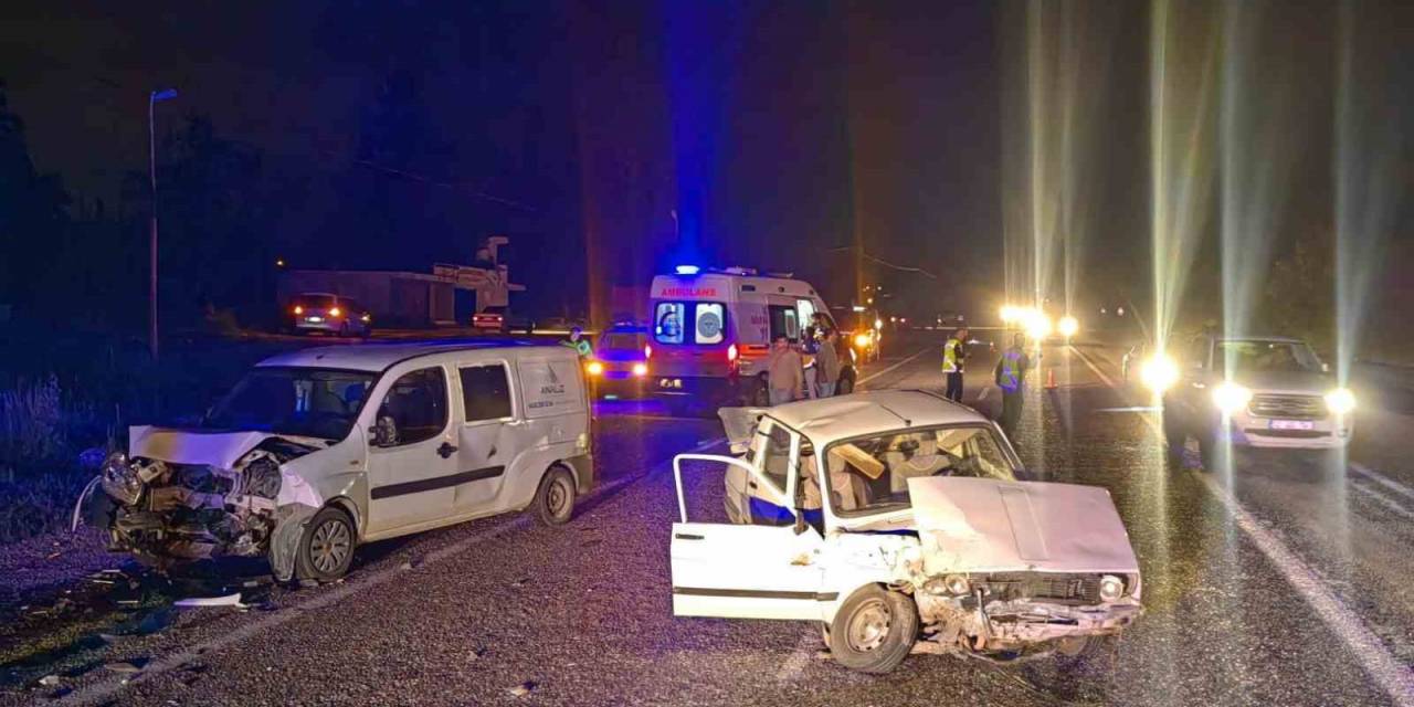 İki Otomobil Kafa Kafaya Çarpıştı: 3 Yaralı