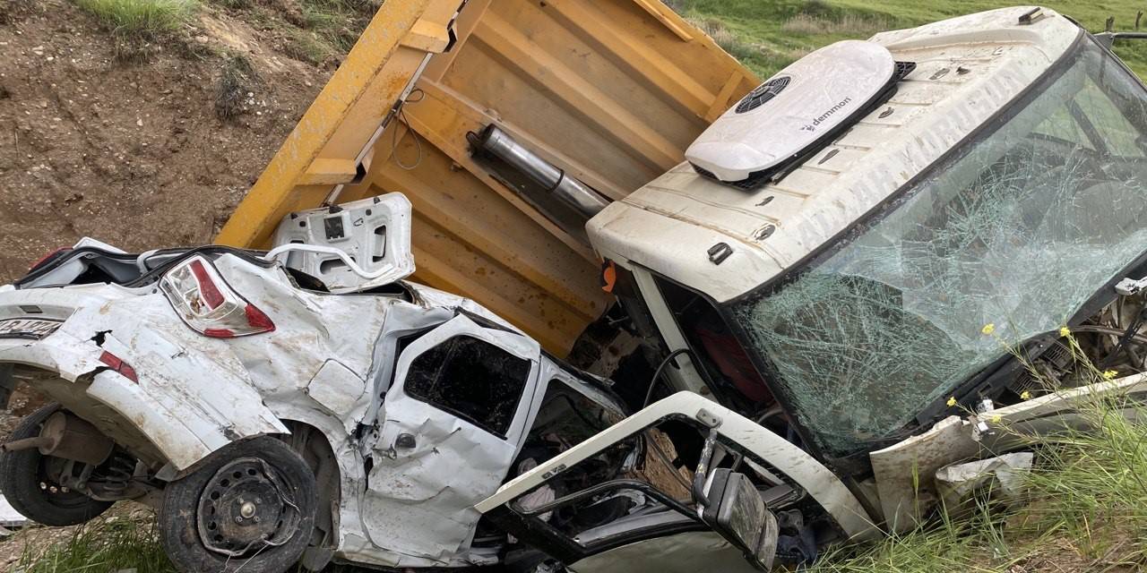 Çarpışan Kamyon İle Otomobil Şarampole Yuvarlandı:3 Yaralı