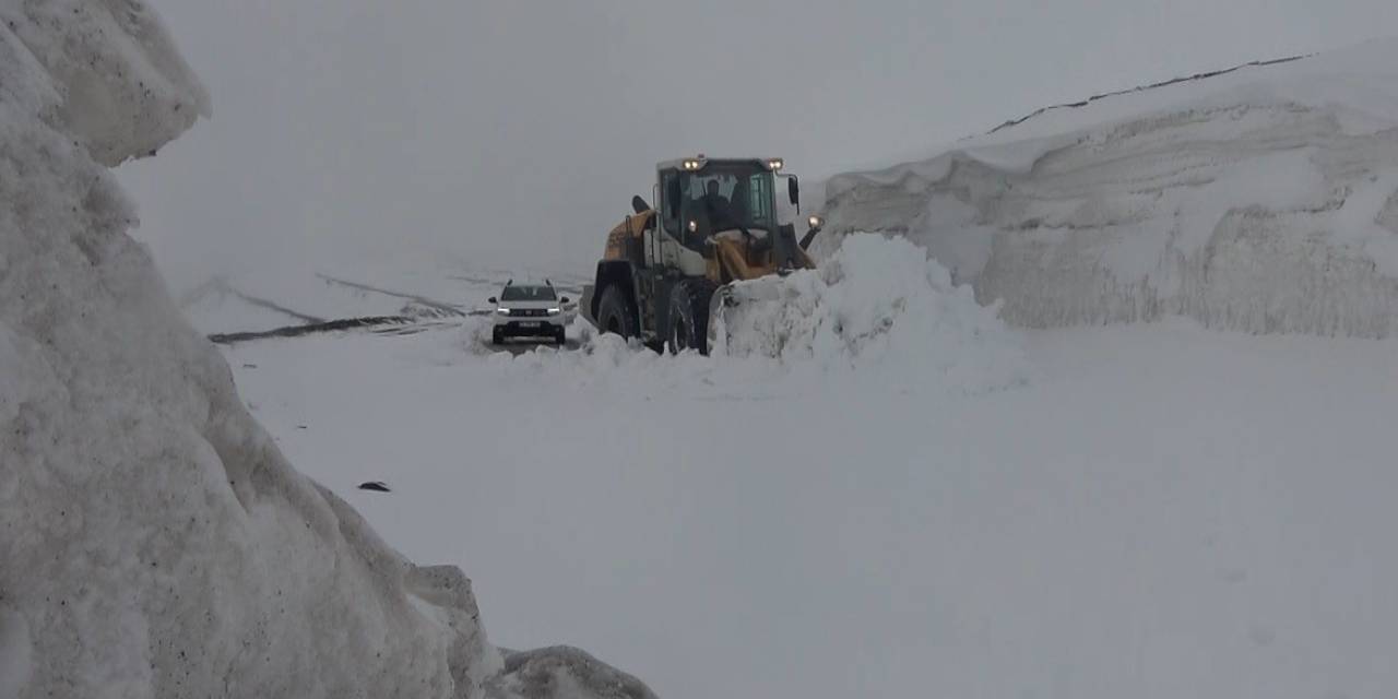 Nisan Ayının Son Gününde Kar Geri Döndü, Ekipler 1 Metreyi Aşan Karla Mücadele Etti