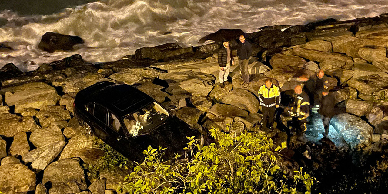 Rize’de Bir Otomobil Kayalıklara Yuvarlandı 2 Yaralı