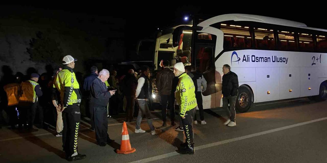 Sinop’ta Yolcu Otobüsü Devrildi: 9 Yaralı