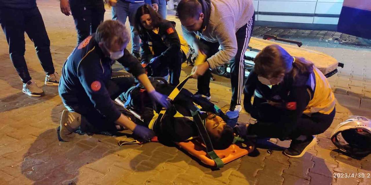 Otomobil Çarpmasıyla Sürüklenen Motosiklet Sürücüsünün Hayatını Başındaki Kask Kurtardı