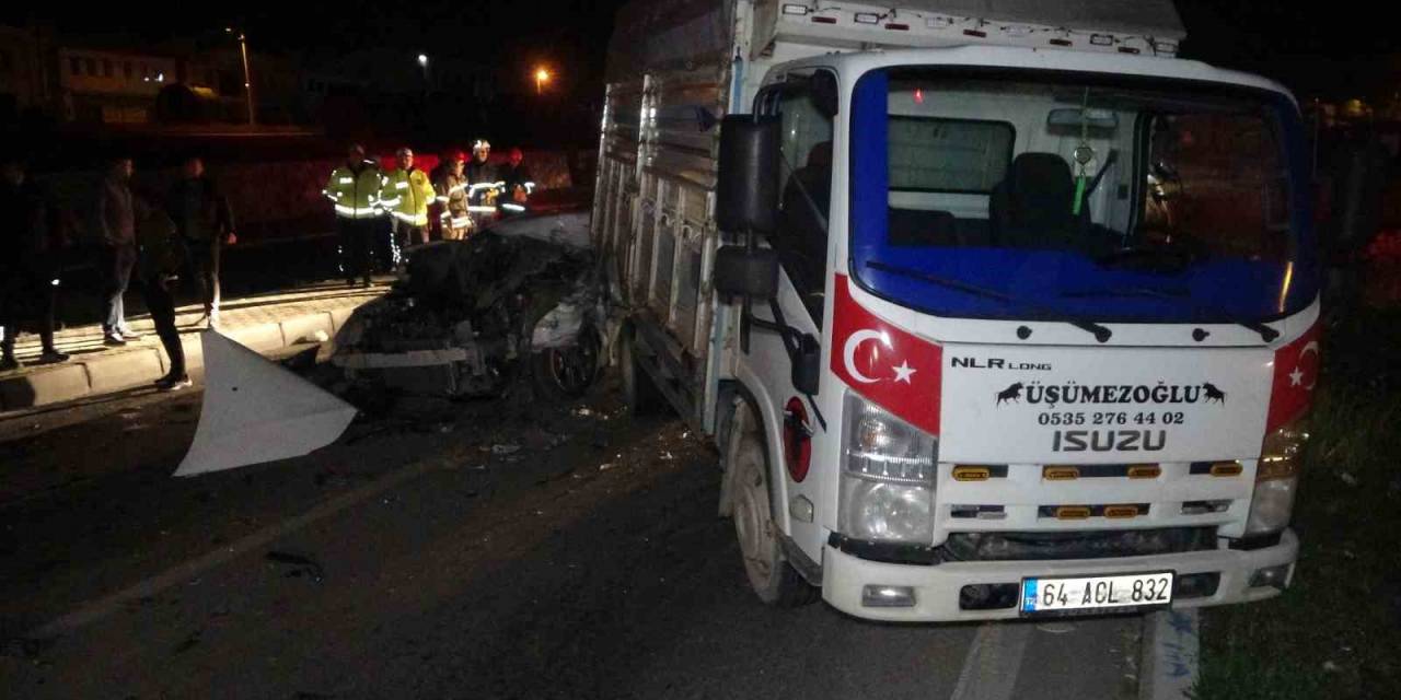 Büyükbaş Hayvan Yüklü Kamyonete Otomobil Çarptı: 5 Yaralı