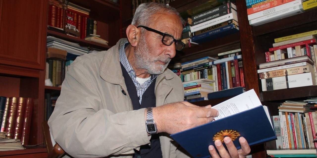 Emekli Öğretmen 64 Yıldır Okuduğu Kitapların Kaydını Tutuyor