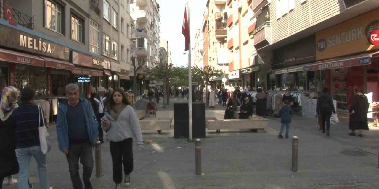 Şehit Anıtına Kurulan Seçim Standı Nedeniyle Tartışma Çıktı: Chp’lilerin Saldırdığı Vatandaş İsyan Etti