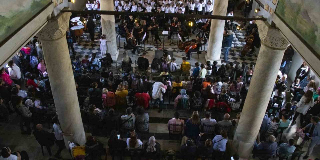 Depremzede Çocuklar Konserde Eğlendi