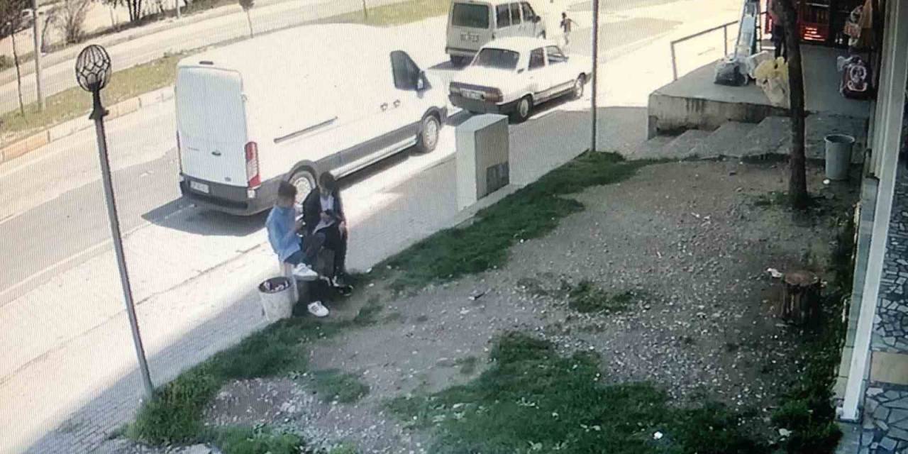 Okuldan Dönen Çocuğa Araba Çarptı, Çocuk Düştükten Sonra Koşarak Kaldırımda Oturdu