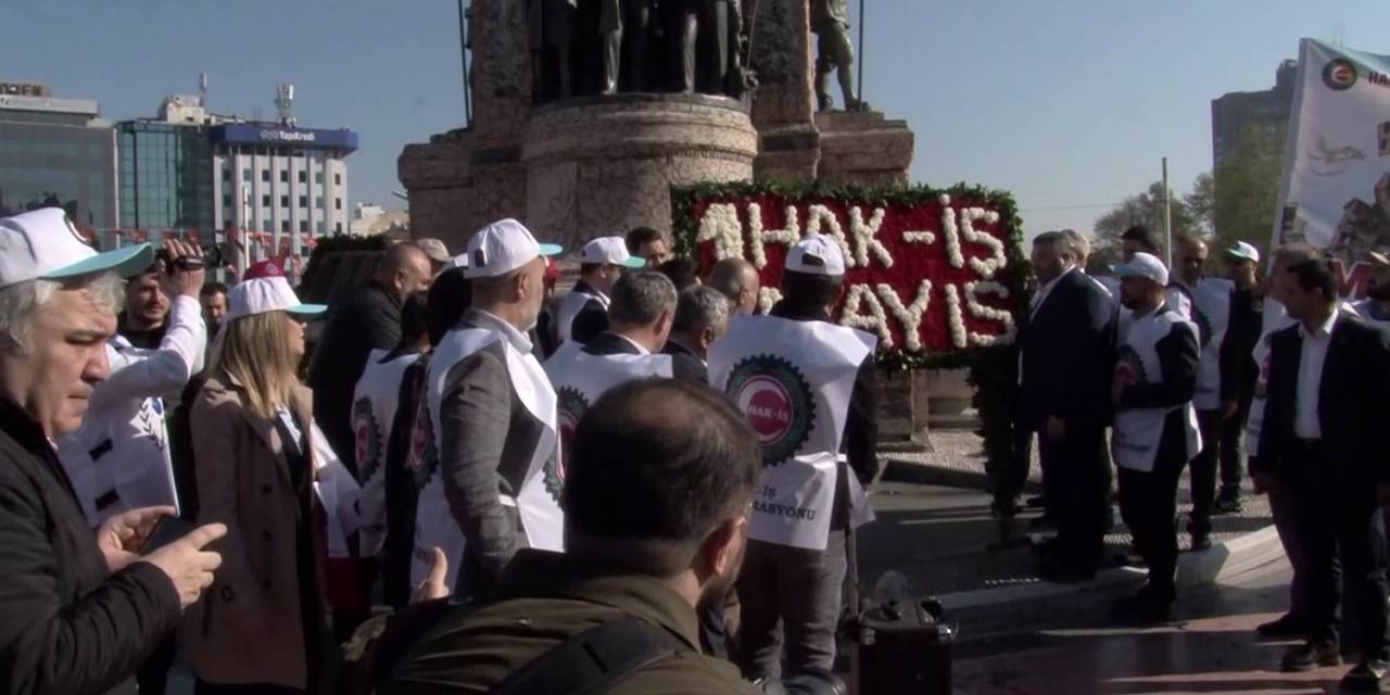 Hak-iş Konfederasyonu Üyeleri Taksim’e Çelenk Bıraktı