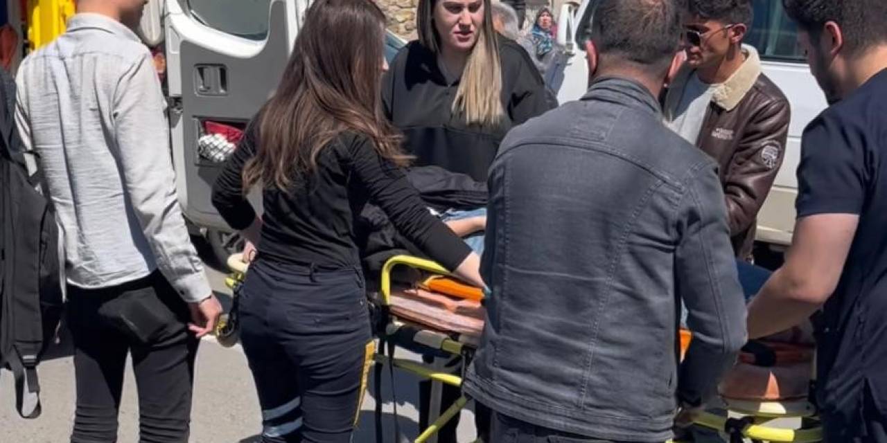 Yaya Yolundan Geçmeye Çalışan Genç Kıza Otomobil Çarptı